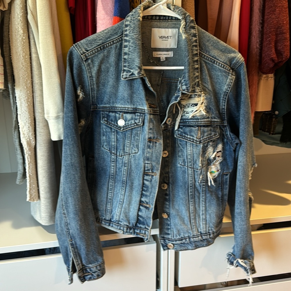 Vervet Moving Silence - Distressed Patched Classic Crop Fit Denim Jacket